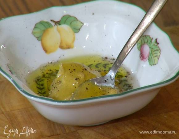 Приготовить заправку: горчицу соединить с оливковым маслом и уксусом, посолить, поперчить и перемешать.