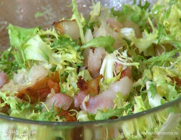 Обжаренный хлеб с грудинкой выложить в салатные листья, добавить листья тимьяна и все перемешать.