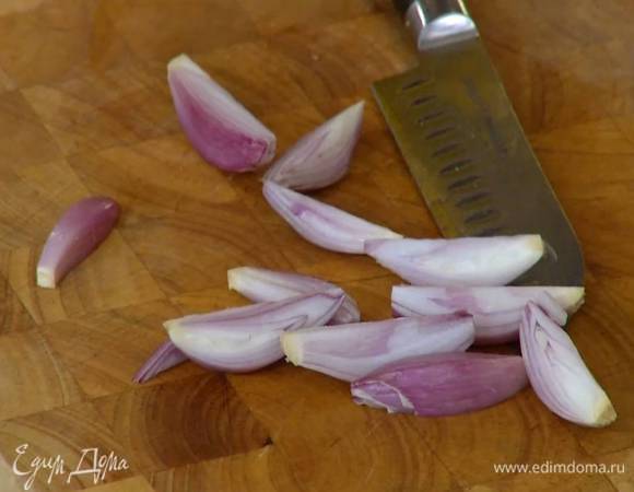 Шалот почистить и разрезать вдоль на 4 части.