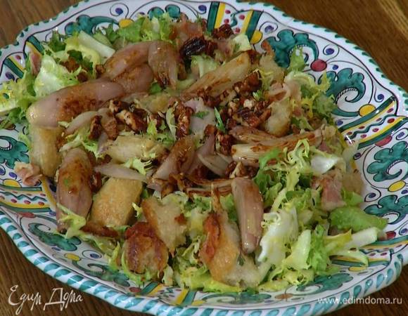 Переложить салат на блюдо, сверху выложить обжаренный лук с орехами.