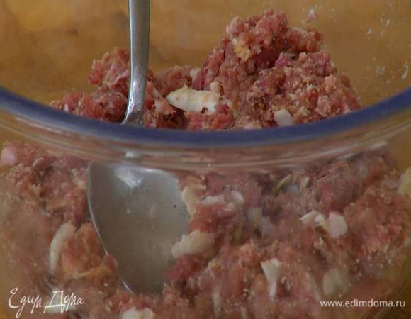 Натертый сыр соединить с фаршем, панировочными сухарями, добавить яйцо, посолить, поперчить и перемешать.