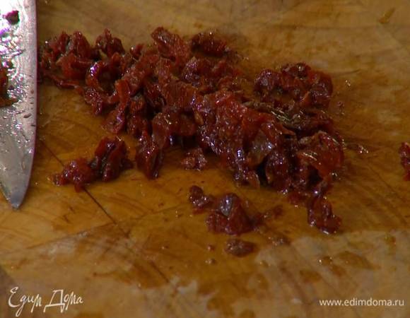 Вяленые помидоры мелко порубить.