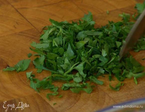 Петрушку нарезать не слишком мелко.