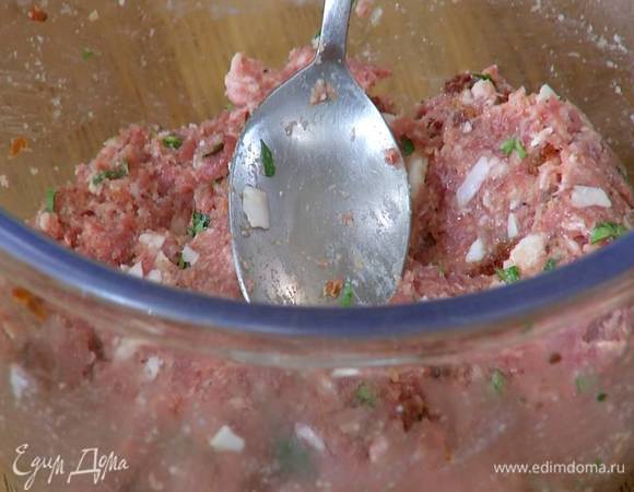 В фарш с сыром влить молоко, добавить вяленые помидоры, петрушку, все перемешать и дать постоять полчаса при комнатной температуре.