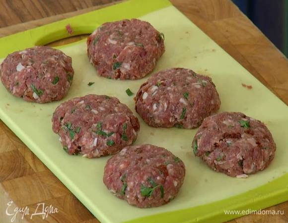 Сформировать из фарша котлеты.