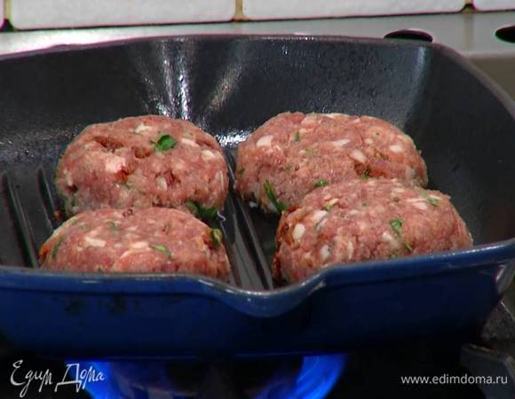 Разогреть в сковороде-гриль оливковое масло и пожарить котлеты с двух сторон до готовности.