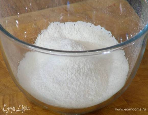 Муку перемешать с разрыхлителем и ванильным сахаром, просеять все через сито.