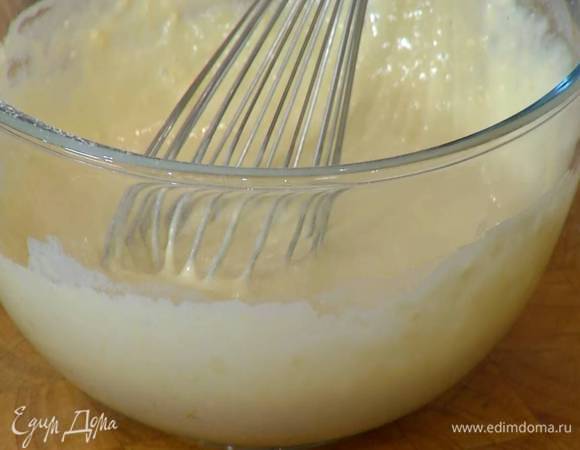 Приготовить тесто: к муке с разрыхлителем добавить соль и яйца, перемешать венчиком, затем небольшими порциями влить молоко и растопленное сливочное масло, все еще раз перемешать и дать тесту отдохнуть.