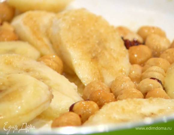 Разогреть в сковороде 1 ст. ложку сливочного масла, выложить бананы, посыпать коричневым сахаром и фундуком и все обжарить, так чтобы бананы закарамелизировались.