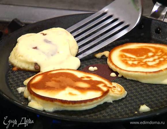 Разогреть в блинной сковороде оливковое масло, вылить тесто в форме небольших оладий, в центр каждого оладушка выложить по пол чайной ложки шоколадной пасты, сверху налить еще немного теста и обжаривать с двух сторон до появления золотистой корочки.