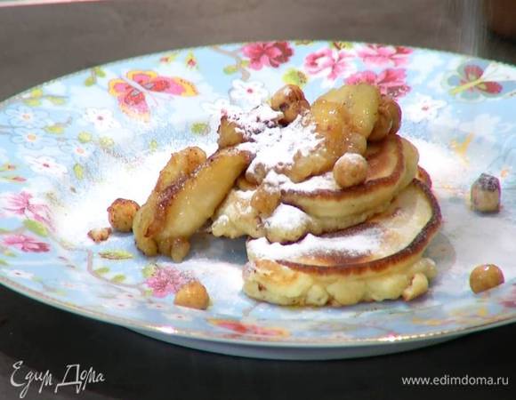 Готовые оладьи посыпать сахарной пудрой и подавать с карамелизированным бананом.