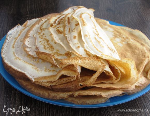Испеките тонкие блинчики по вашему любимому рецепту. Блинчики должны быть небольшими, диаметром 18 см, но обязательно тонкими, иначе не получится красивых складочек на торбе.