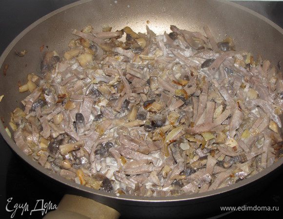Затем добавьте нарезанный язык, влейте сливки, посолите, поперчите по вкусу. Перемешайте и прогрейте немного. 