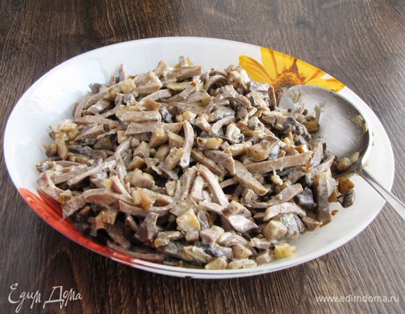 Выложите готовую начинку в тарелку и охладите немного.