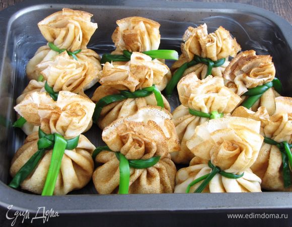 Все тоже проделайте с остальными блинчиками. Выложите готовые торбочки в форму для запекания, смазанную сливочным маслом.