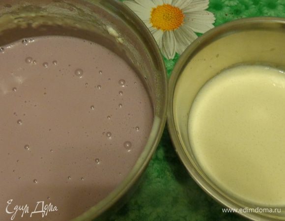 Сделать тесто для блинов. Поскольку шоколад МИЛКА славится своим нежным вкусом, тесто будет на сливках. Итак, яйцо взбить с сахаром и солью, влить сливки, перемешать. Добавить муку и разрыхлитель. Влить стакан кипятка, растительное масло и хорошо перемешать, по необходимости добавить муку. Получится основа. Отлить белое тесто в отдельную миску, а в основную массу теста добавить 2-3 капли сиреневого красителя. Размешать.