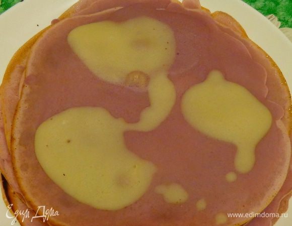 На разогретую сковородку налить сиреневое тесто и сразу же на него вылить белое, имитируя пятна на шкуре коровы. Печь с одной стороны, пока не испарится вся влага.