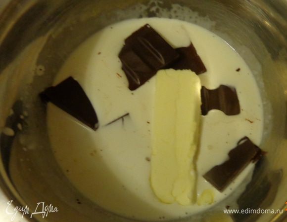 Сделать шоколадный ганаш. В горячих сливках растопить шоколад и масло, добавить ложку коньяка, хорошо перемешать. Немного остудить.