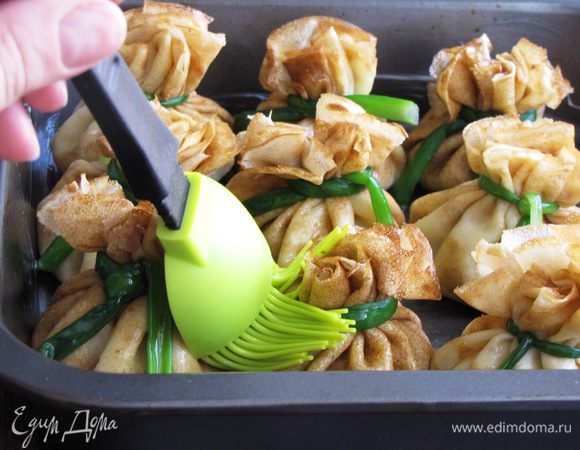 Растопите сливочное масло и смажьте все торбочки при помощи кулинарной кисти. Отправьте в духовку, разогретую до 180°C на 5 минут.