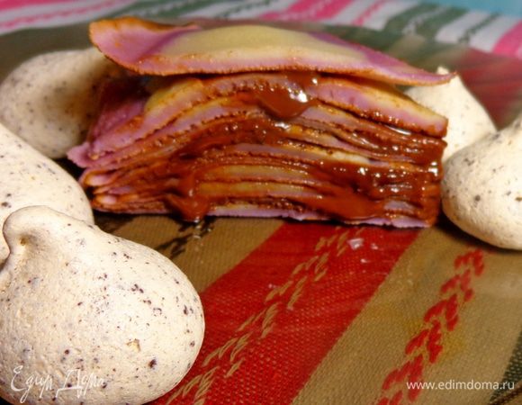 Резать тортик и наслаждаться.
Приятного аппетита!

Еще раз советую хорошенько охладить — у меня такой возможности не было. Голодные и любопытные молодцы наступали...