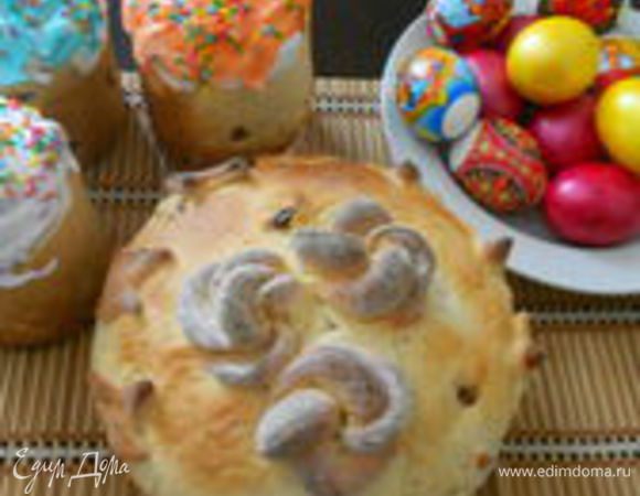 Приготовить белковый крем для украшения. Приготовить миксер, или блендер с насадкой венчик, чтобы взбить крем. Два яичных белка взбить с сахарной пудрой — 100 грамм. Сахарную пудру добавлять постепенно, в конце добавить несколько капель лимонного сока. 
В крем можно добавить пищевой краситель и получить нужный цвет. 
Остывшие пасхи намазать белковым кремом. Крему дать высохнуть.