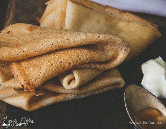 Выпекать на сковороде с каждой стороны до румяности, еще горячими смазать сливочным маслом. Подавать к столу! Приятного аппетита!