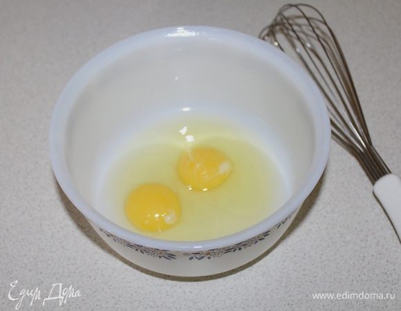 Яйца венчиком слегка взбить вместе с солью.