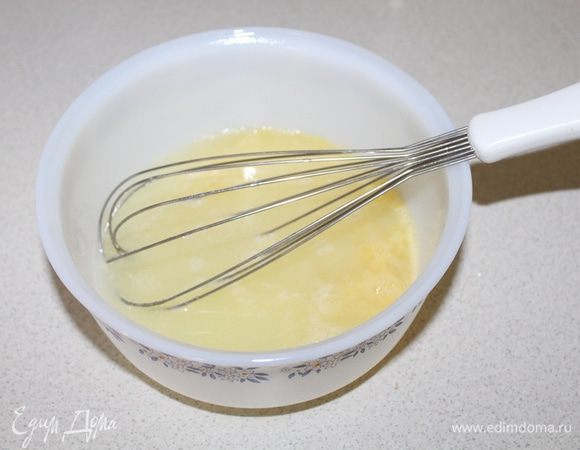 Добавить большую часть сыворотки (немного оставить), сахар (количество сахара на свой вкус).