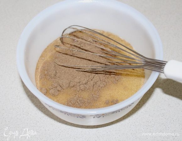 Пару ложек льняной муки, перемешать.