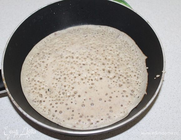 Обжариваем блинчики с двух сторон.