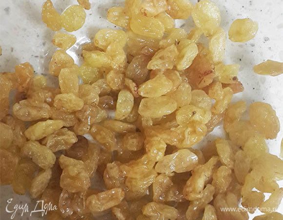 Изюм залить горячей водой.