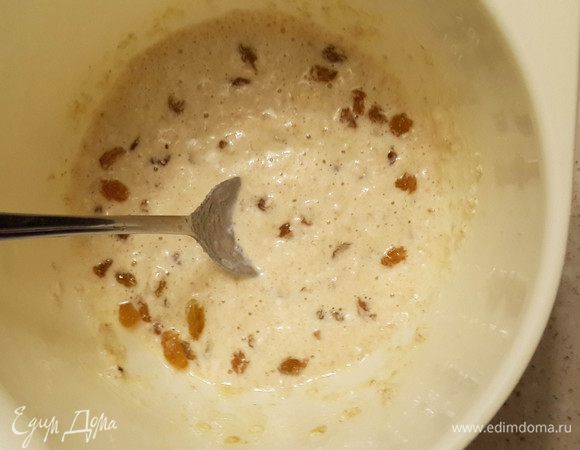 Затем в хлопья добавить остальные составляющие. Перемешать. Добавить промытый изюм.