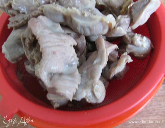 Куриные желудочки, промыть и почистить от пленок и жира. Залить водой, добавить специи и лавровый лист. Варить, примерно 2 часа до мягкости, добавить соль по вкусу. Затем желудочки откинуть на дуршлаг и дать стечь бульону.