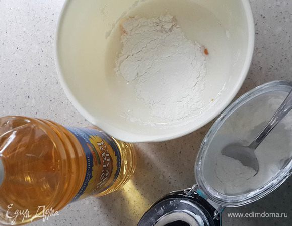 Смешать все составляющие теста. Все должно быть комнатной температуры.