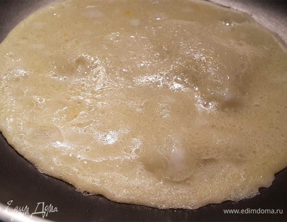 Тесто будет абсолютно жидким, не волнуйтесь. На сковороде все изменится) Жарить сразу же, с 2 сторон. Для начала попробуйте или взять сковороду маленького диаметра, или блинчики делать потолще. Нужна сноровка)