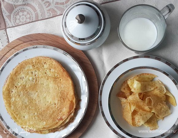 Вскипятить молоко. Порезать блинчики в виде широкой лапши. Посыпать сахаром и залить молоком. Подавать сразу же, так как крахмальные блины могут быстро раскиснуть.
Приятного аппетита!