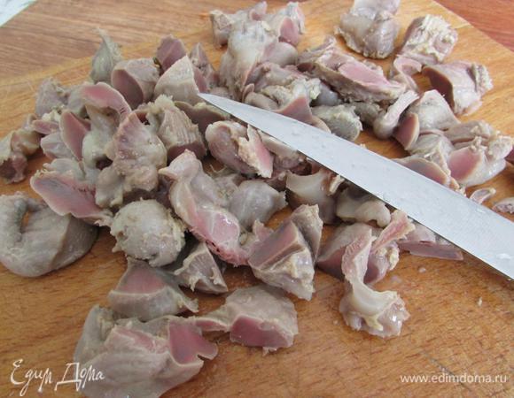 Желудки мелко порезать.