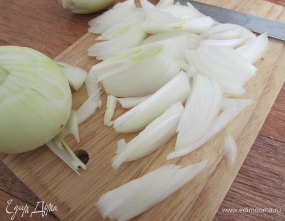 Репчатый лук почистить, вымыть и нарезать крупными перьями.