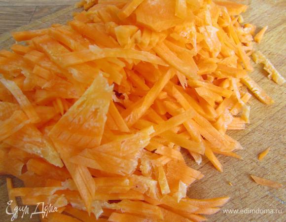 Морковь почистить, вымыть и натереть на крупной терке.