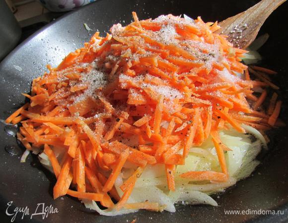 В отдельной сковороде пассеровать лук и морковь на растительном масле. Добавить соль, перец и сахар, перемешать.