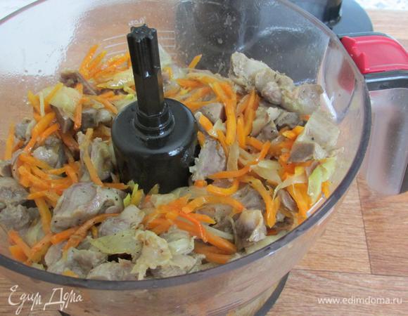 Все выложить в чашу блендера и смолоть до состояния крупной крошки.