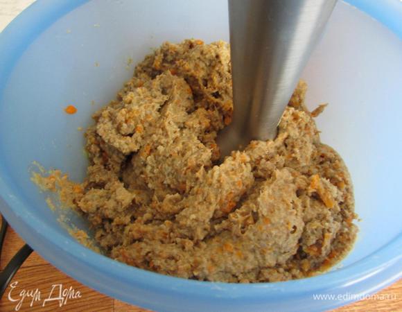 Массу переложить в миску и еще раз пробить погружным блендером до однородности.