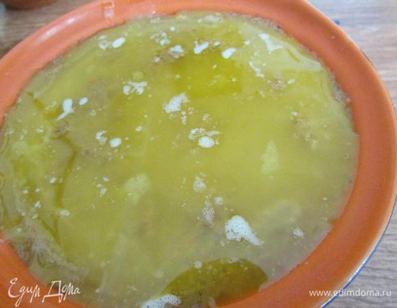 Растопить оставшееся сливочное масло (40 г). Оно расслоится на 2 части, из которых понадобится только верхняя, янтарно-желтая и прозрачная. Аккуратно налить верхнюю часть масла в каждую формочку, поверх паштета. Паштет отправить в холодильник, пока масло не застынет. 