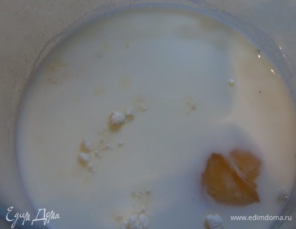 В чашу блендера или просто в миску засыпаем все продукты для блинов, кроме масла.