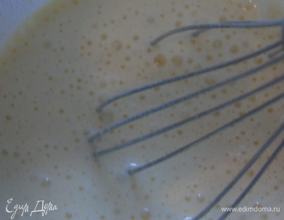 Все взбиваем венчиком... в конце вливаем растительное масло, пару секунд еще взбиваем.