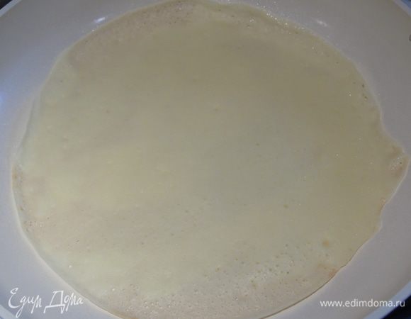 Жарим блины на хорошо разогретой сковороде.