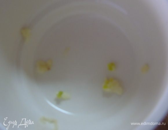 Чеснок пропустите через пресс, по зубчику на суповую тарелку.