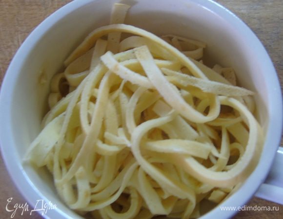 Всыпьте лапшу из блинов в тарелку.