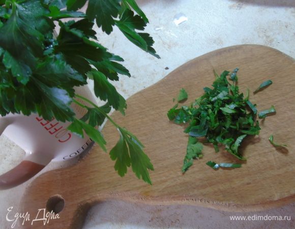 Зелень любую по вашему вкусу измельчаем, у меня петрушка.