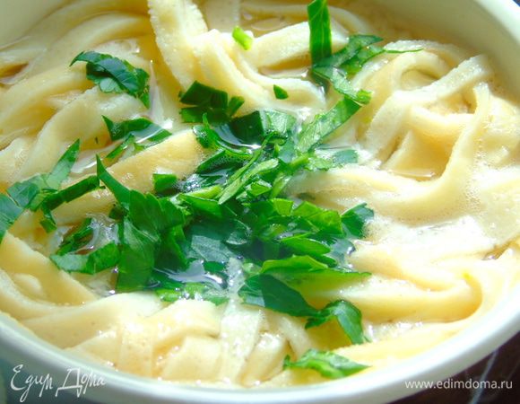 Заливаем бульон в тарелку и присыпаем зеленью....Приятного аппетита!!!